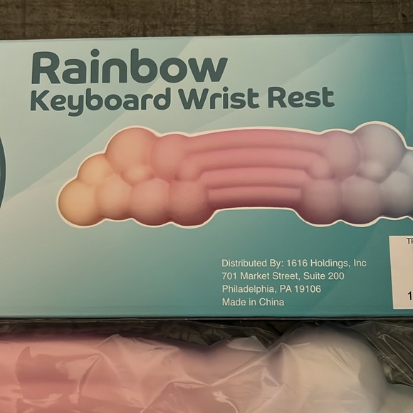 Rainbow keyboard wrist rest - Picture 3 of 4